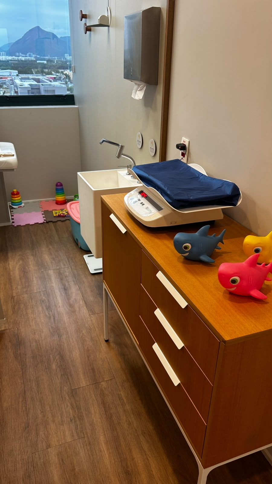 Trocador e balança infantil no consultório